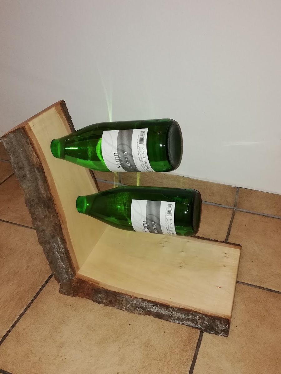 Flaschenhalter aus einem Brett mit Baumkante