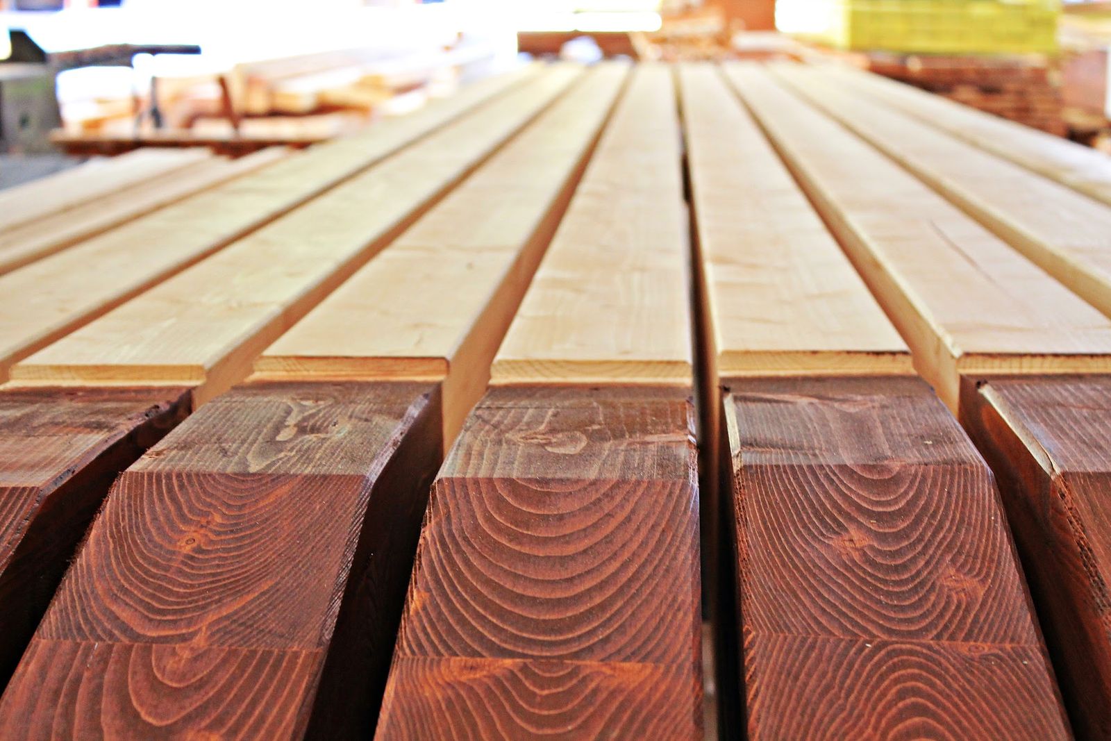 Gehobelte Balken mit sichtbarem Hirnholz