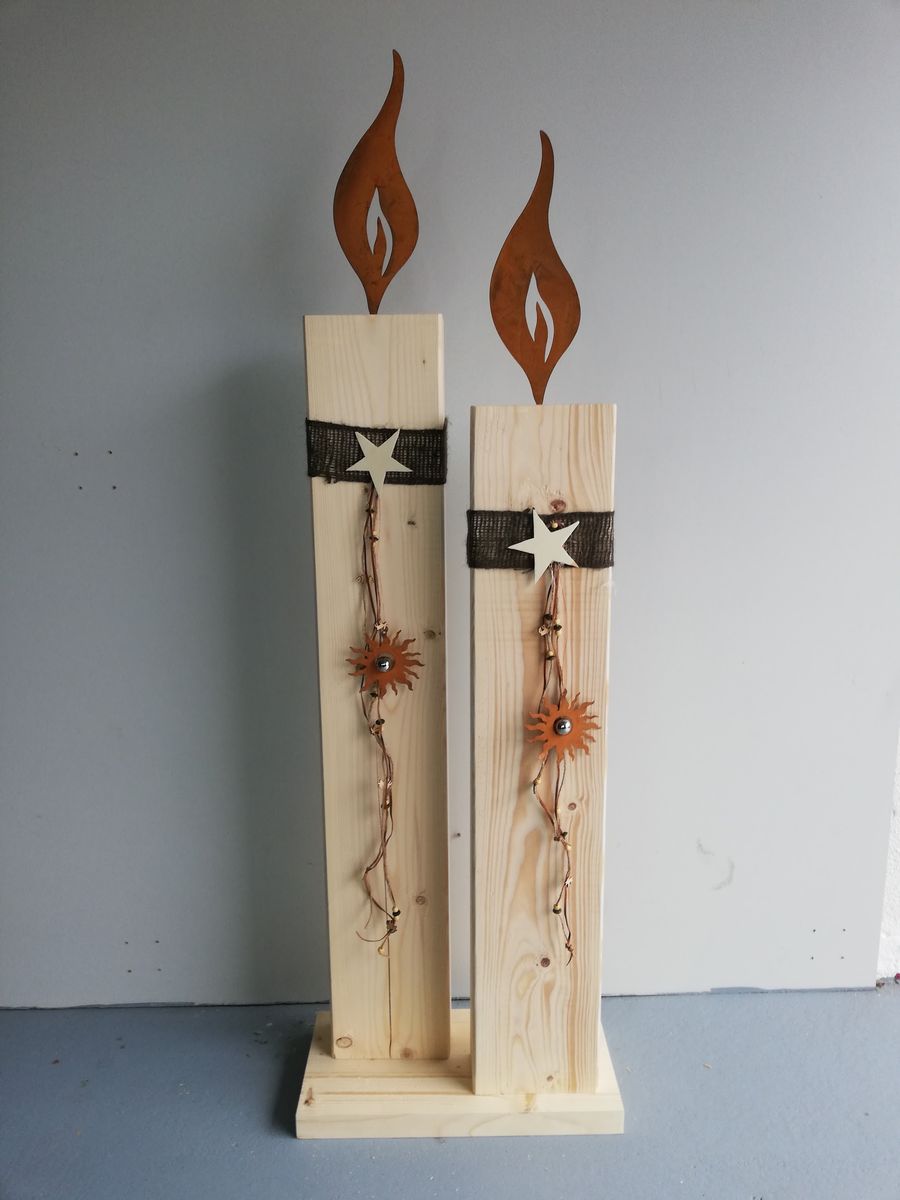 Zwei Deko-Kerzen aus Holz mit Flammen aus Rostblech
